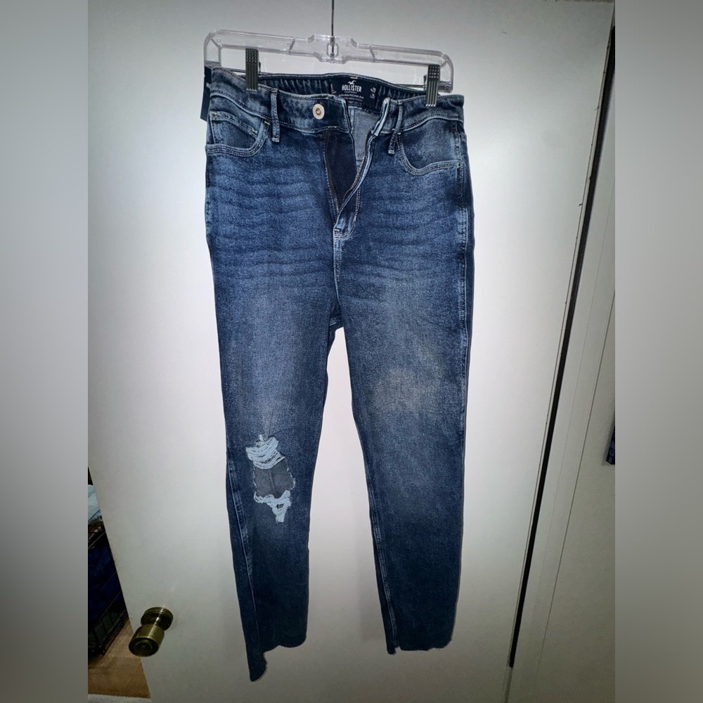 NWT. New with tags  HOLLISTER ULTRA HIGH-RISE MOM JEANS VINTAGE STRETCH
